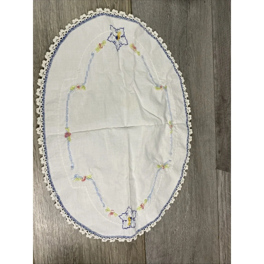 Vintage Floral Hand Embroidered Crocheted Trim Oval Doily Table Runner‎